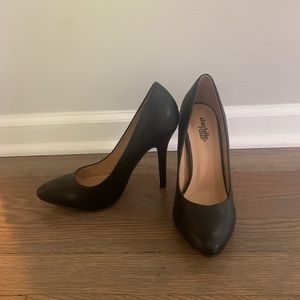 Black pumps